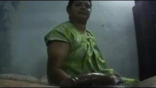 साउथ इंडियन आंटी ने लौड़े की तेल मालिश की हैंडजॉब वीडियो