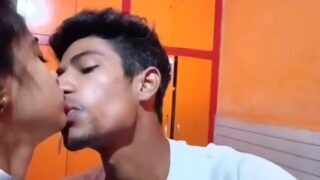 स्लिम कॉलेज गर्ल की टाइट छूट की चुदाई का देसी तीन सेक्स
