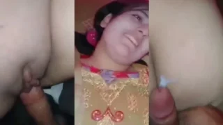 सेक्सी जीएफ की चिकनी गोरी छूट को छोड़ गांड क ऊपर गिराया माल