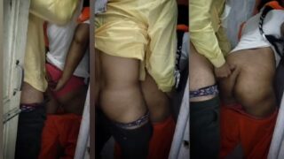 पड़ोसन कॉलेज गर्ल को खड़े खड़े छोड़ा ओर उसकी गांद क उपर झाड़ा माल