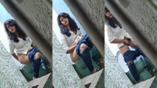 टॉयलेट क अंदर लड़के नै चुपके से बनाया दीदी का वीडियो