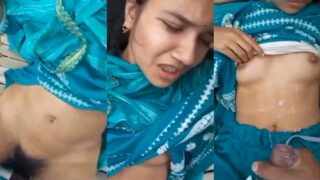 नाव क ऊपर गाओं की जवान लड़की की झांटो वाली छूट को छोड़ बूब्स पे झाडा माल