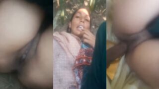 किसान आदमी नै खेत मे चोदा मजदूरी करने वाली गांव की औरत