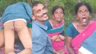 खुल्ले मई चूत चुदवाती हुए विलेज मातुरे आंटी रंगे हाथ पकड़ी गयी